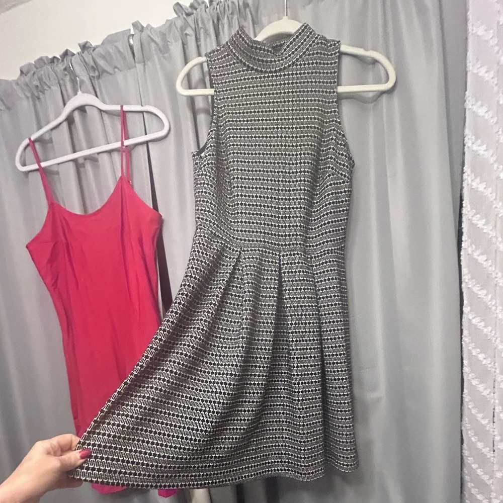50%offw❤️ vntg Mossimo Black White Geometric Dress XSmall Mock Neck fit flare